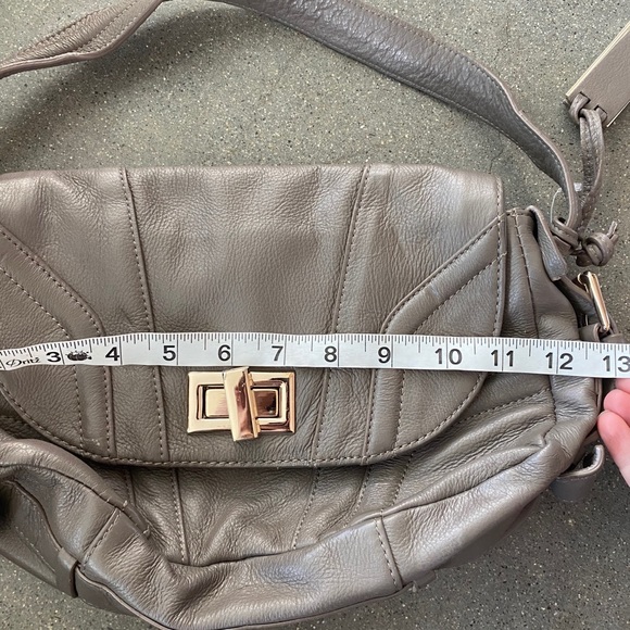 Pour la Victoire leather shoulder bag twist lock - Picture 14 of 15